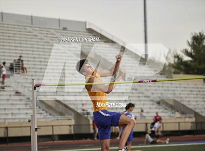 Thumbnail 2 in (IHSAA Track & Field Sectionals) photogallery.
