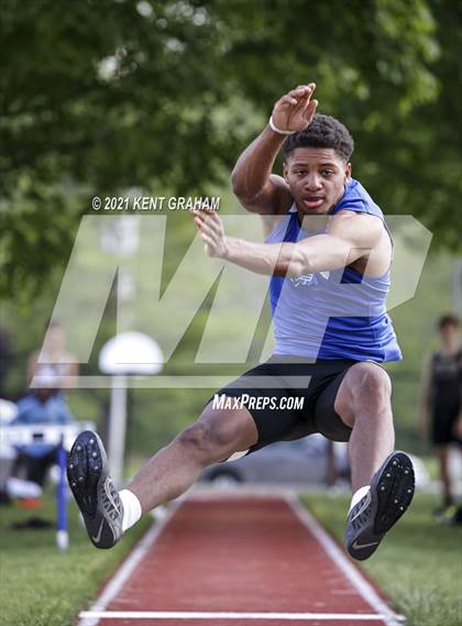 Thumbnail 1 in (IHSAA Track & Field Sectionals) photogallery.