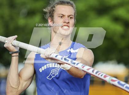 Thumbnail 3 in (IHSAA Track & Field Sectionals) photogallery.