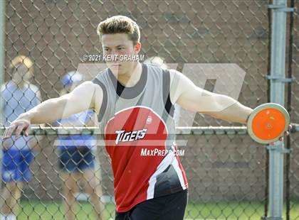 Thumbnail 1 in (IHSAA Track & Field Sectionals) photogallery.