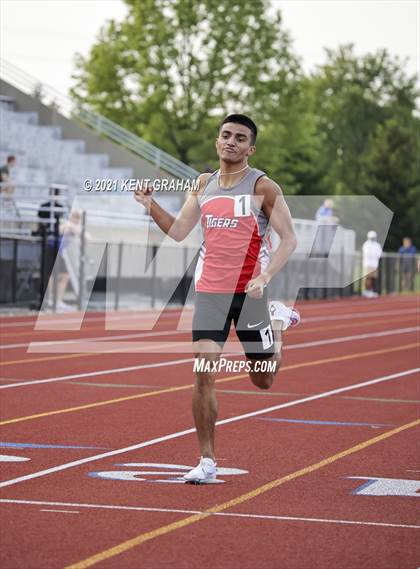 Thumbnail 1 in (IHSAA Track & Field Sectionals) photogallery.
