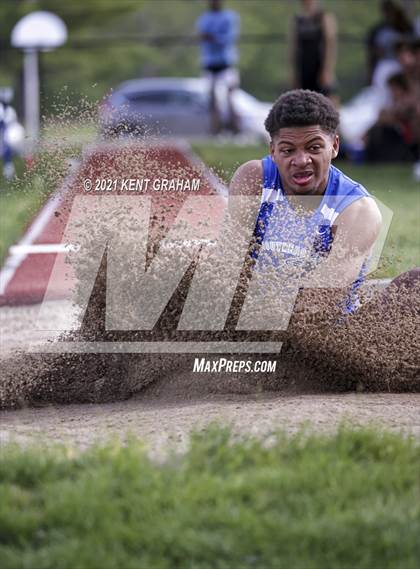 Thumbnail 2 in (IHSAA Track & Field Sectionals) photogallery.