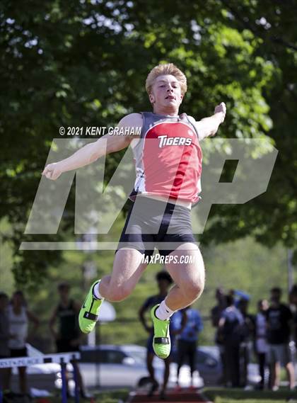 Thumbnail 3 in (IHSAA Track & Field Sectionals) photogallery.