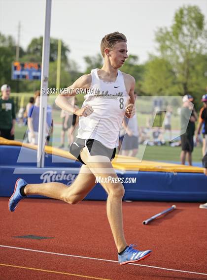 Thumbnail 2 in (IHSAA Track & Field Sectionals) photogallery.