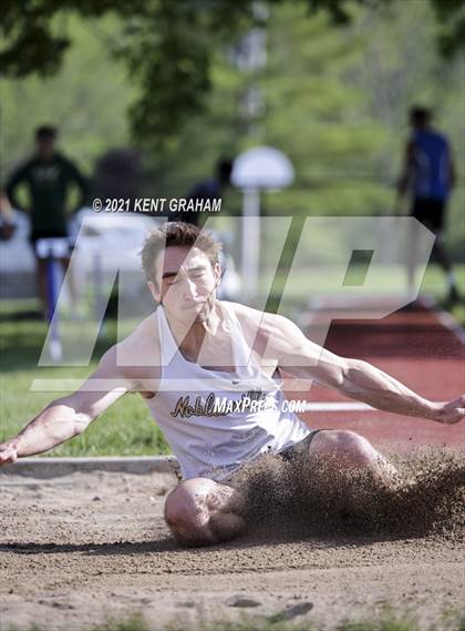 Thumbnail 3 in (IHSAA Track & Field Sectionals) photogallery.