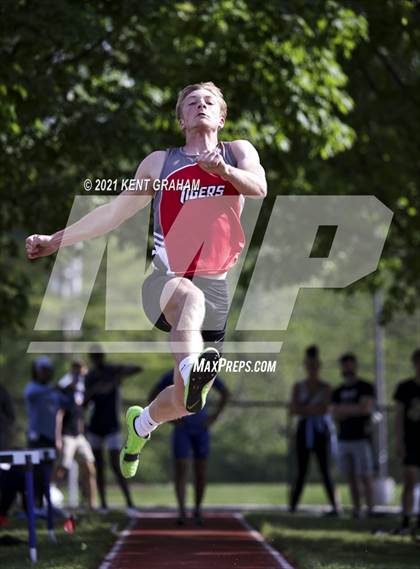 Thumbnail 1 in (IHSAA Track & Field Sectionals) photogallery.