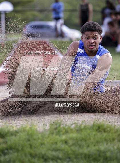 Thumbnail 3 in (IHSAA Track & Field Sectionals) photogallery.