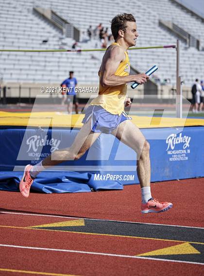 Thumbnail 2 in (IHSAA Track & Field Sectionals) photogallery.