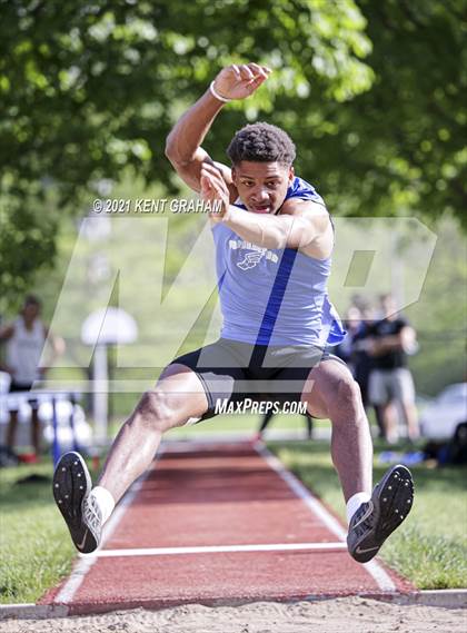 Thumbnail 2 in (IHSAA Track & Field Sectionals) photogallery.