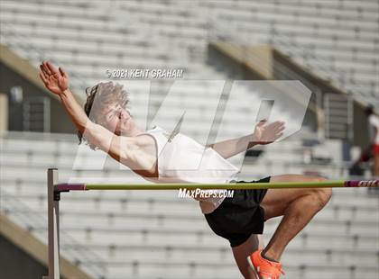 Thumbnail 3 in (IHSAA Track & Field Sectionals) photogallery.
