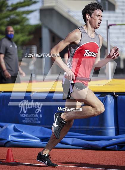 Thumbnail 3 in (IHSAA Track & Field Sectionals) photogallery.