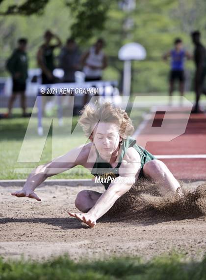 Thumbnail 3 in (IHSAA Track & Field Sectionals) photogallery.