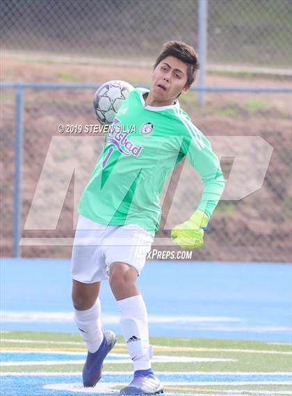 Thumbnail 2 in Carlsbad vs. Montgomery (Grossmont Holiday Tournament) photogallery.