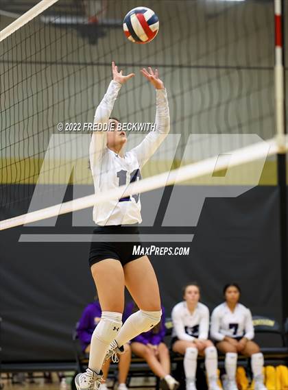 Thumbnail 1 in Whitesboro vs. Farmersville (Denison Invitational Showcase) photogallery.