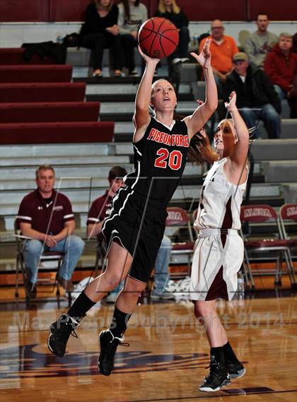 Thumbnail 3 in Pigeon Forge @ Alcoa (TSSAA 2-AA Regional Playoff) photogallery.