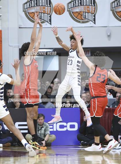 Thumbnail 2 in Christopher Columbus vs Sierra Canyon (Spalding Hoophall Classic) photogallery.