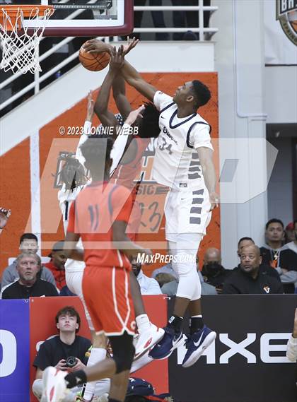 Thumbnail 2 in Christopher Columbus vs Sierra Canyon (Spalding Hoophall Classic) photogallery.