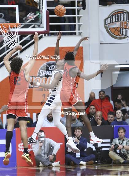 Thumbnail 2 in Christopher Columbus vs Sierra Canyon (Spalding Hoophall Classic) photogallery.