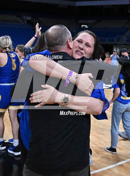 Thumbnail 1 in Brownsboro vs Hardin-Jefferson (UIL 4A State Final) photogallery.