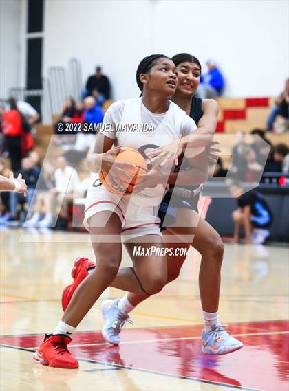 Thumbnail 3 in Clovis North vs Centennial (Harvard-Westlake Invitational Classic) photogallery.