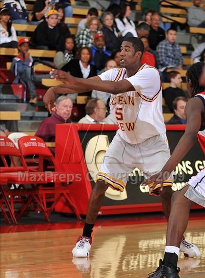 Thumbnail 2 in Ocean View vs. King (Nike Extravaganza) photogallery.