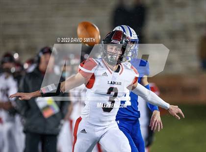 Thumbnail 3 in Valle Catholic vs. Lamar (MSHSAA Class 2 Championship) photogallery.