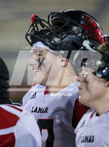Thumbnail 1 in Valle Catholic vs. Lamar (MSHSAA Class 2 Championship) photogallery.