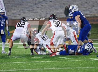 Thumbnail 3 in Valle Catholic vs. Lamar (MSHSAA Class 2 Championship) photogallery.