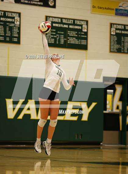 Thumbnail 1 in Woodgrove @ Loudoun Valley photogallery.