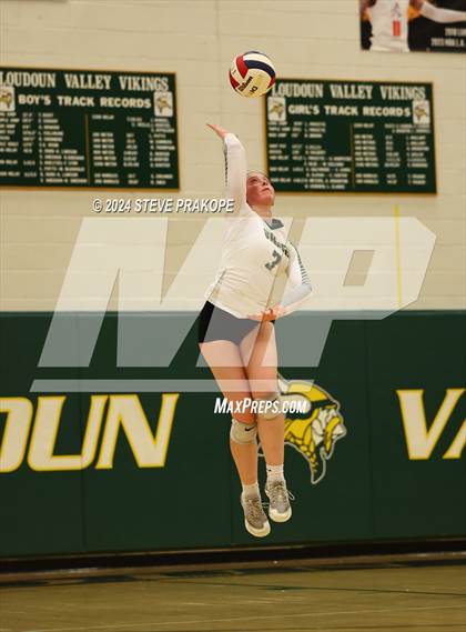 Thumbnail 1 in Woodgrove @ Loudoun Valley photogallery.
