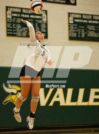 Thumbnail 1 in Woodgrove @ Loudoun Valley photogallery.