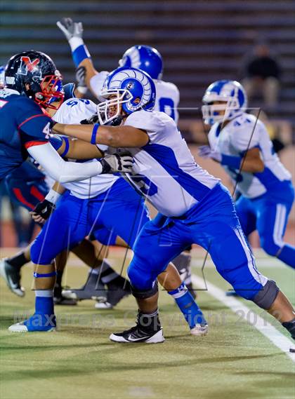 Thumbnail 3 in Veterans Memorial vs. Del Rio (UIL 5A Division 2 Area Playoff) photogallery.