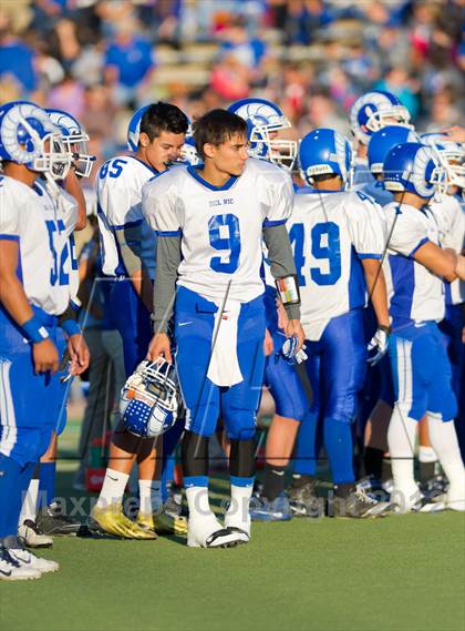 Thumbnail 2 in Veterans Memorial vs. Del Rio (UIL 5A Division 2 Area Playoff) photogallery.