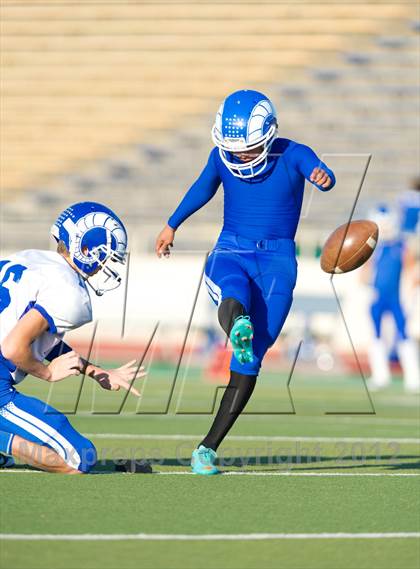 Thumbnail 1 in Veterans Memorial vs. Del Rio (UIL 5A Division 2 Area Playoff) photogallery.