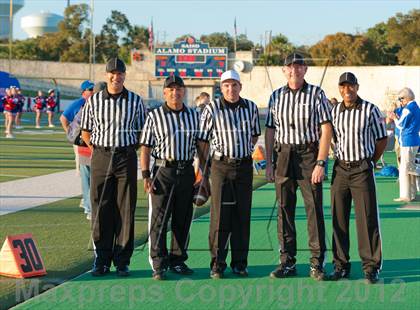 Thumbnail 3 in Veterans Memorial vs. Del Rio (UIL 5A Division 2 Area Playoff) photogallery.