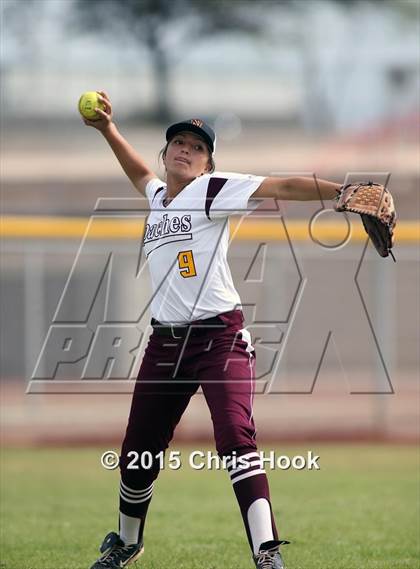 Thumbnail 1 in Nogales vs. Sabino (Tucson Badger Invitational) photogallery.