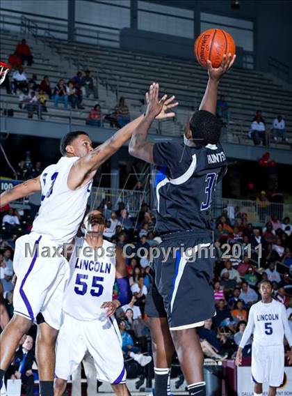 Thumbnail 2 in Lincoln vs. Estacado  photogallery.