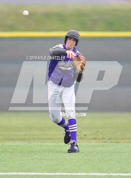 Thumbnail 3 in Alvarado vs Sweetwater (Krum Invitational) photogallery.