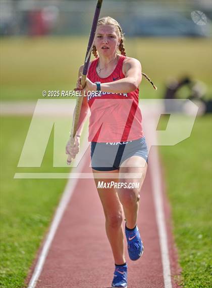 Thumbnail 3 in Panther Relays (Pole Vault) photogallery.