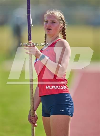 Thumbnail 3 in Panther Relays (Pole Vault) photogallery.