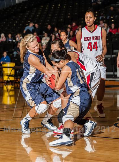 Thumbnail 3 in Regis Jesuit vs. Mullen photogallery.