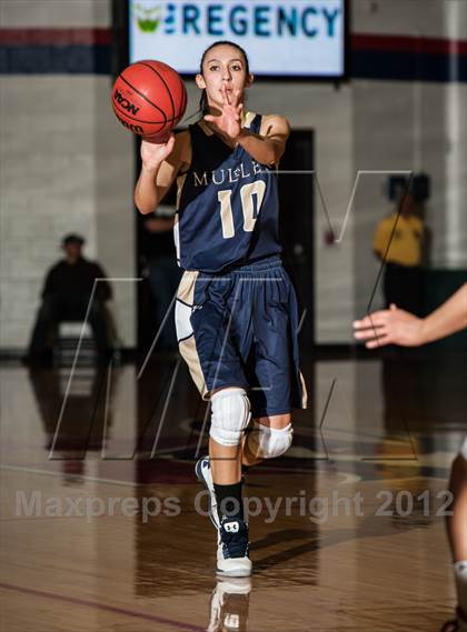 Thumbnail 2 in Regis Jesuit vs. Mullen photogallery.