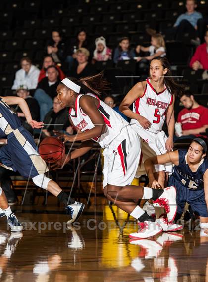 Thumbnail 3 in Regis Jesuit vs. Mullen photogallery.
