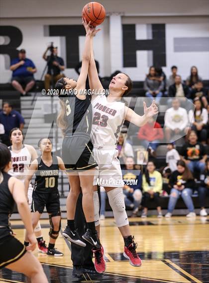 Thumbnail 3 in Pioneer vs Edcouch-Elsa  photogallery.