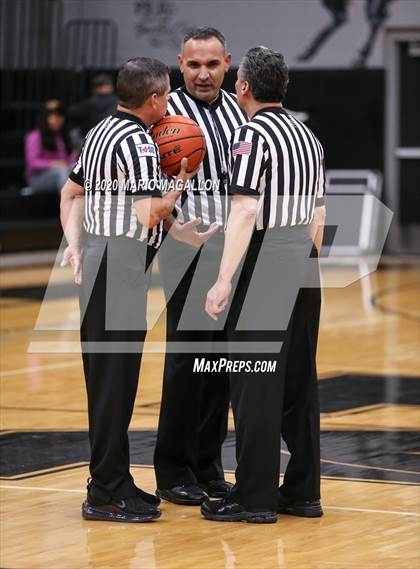Thumbnail 2 in Pioneer vs Edcouch-Elsa  photogallery.
