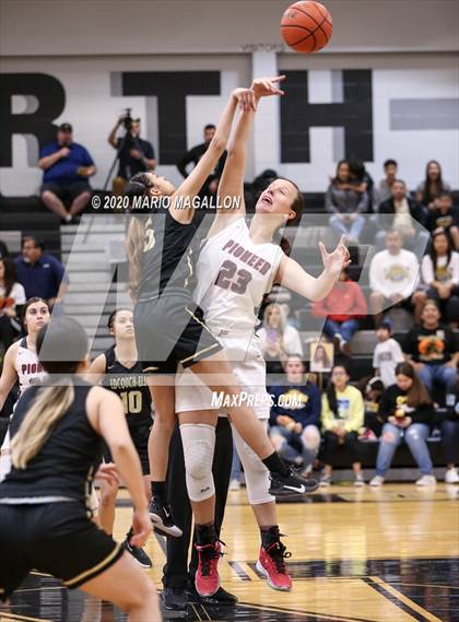 Thumbnail 1 in Pioneer vs Edcouch-Elsa  photogallery.