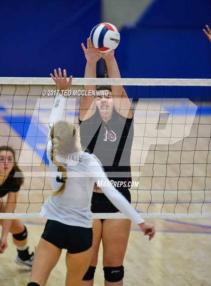 Thumbnail 1 in Bentonville vs. Springdale (AAA 7A 2nd Round Playoff) photogallery.