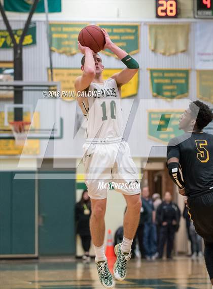 Thumbnail 2 in Lincoln vs. Timberline (WIAA 3A District Playoff) photogallery.