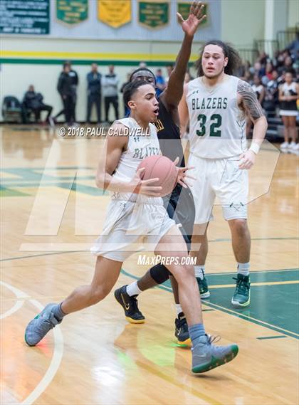Thumbnail 2 in Lincoln vs. Timberline (WIAA 3A District Playoff) photogallery.