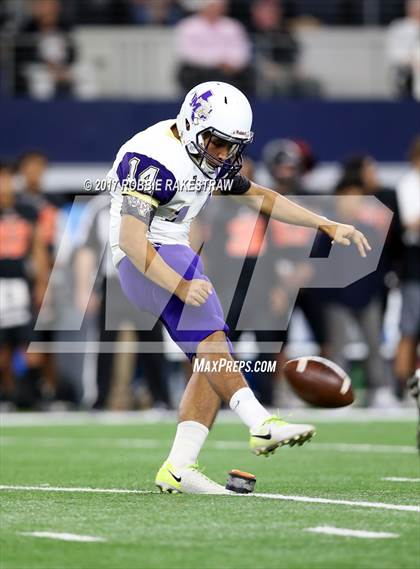Thumbnail 3 in Mart vs. Refugio (UIL 2A Division 1 Final) photogallery.